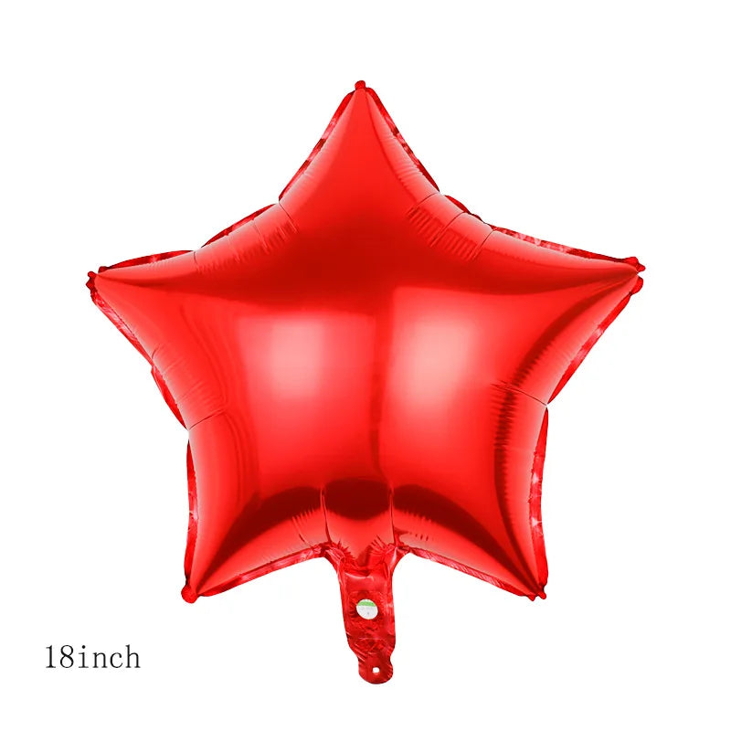 Un ballon en feuille rouge en forme d'étoile.
