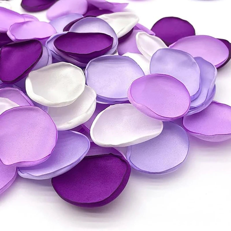 Una colección de pétalos de flores de seda artificial en tonos morados y lavanda.