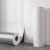 Rouleau de vinyles imitation marbre blanc ou carreaux autocollants à côté d'un mur blanc à motifs de marbre.