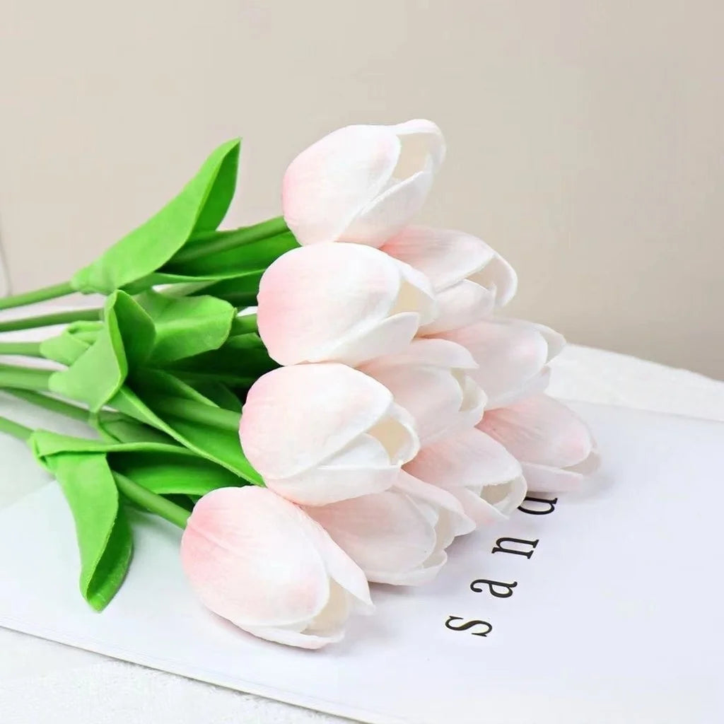 Un ramo de tulipanes de PU artificiales rosa y blanco dispuestos en una tarjeta blanca.