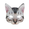 Una máscara de media cara que parece la cara de un gato con patrones de pelaje rayado en gris y blanco.