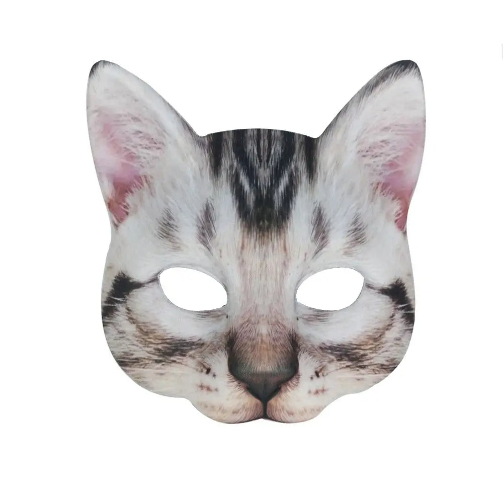 Una máscara de media cara que parece la cara de un gato con patrones de pelaje rayado en gris y blanco.