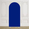 Arco de elástico azul profundo mostrado contra una pared de paneles blancos.