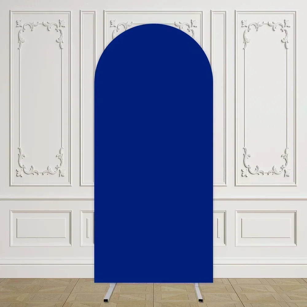 Arco de elástico azul profundo mostrado contra una pared de paneles blancos.