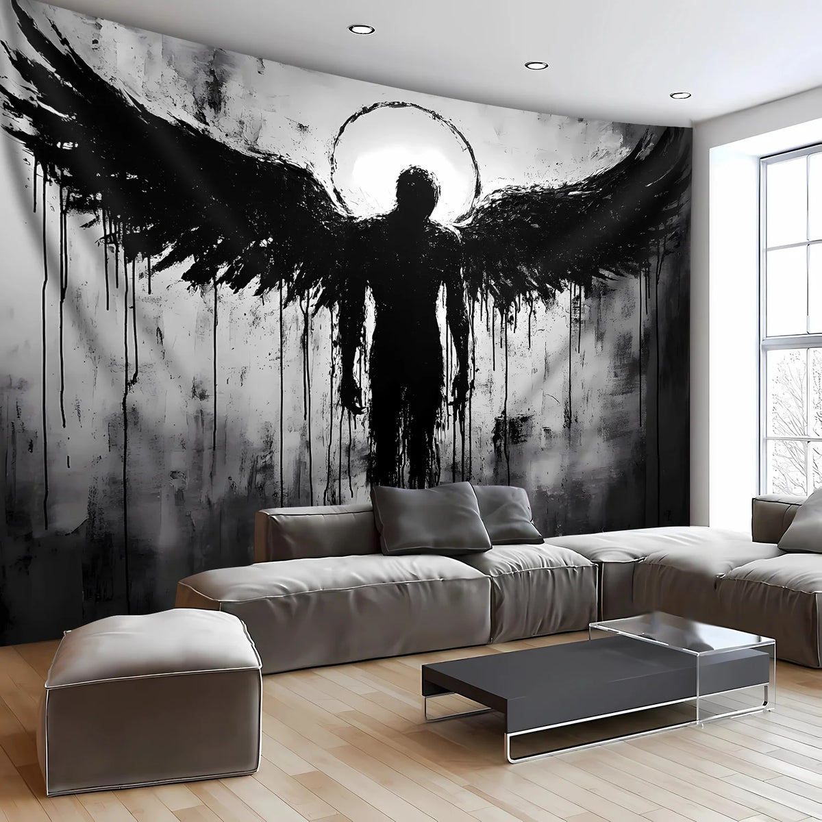Großes schwarz-weißes Wandteppich mit Silhouette eines geflügelten Wesens vor dunklem Hintergrund.