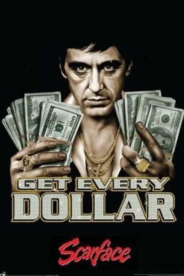 Gros plan dramatique d'un homme aux yeux intenses entouré de piles d'argent, titre Get Every Dollar from Scarf