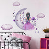 Décor mural avec une grande lune en croissant et des papillons sur un mur blanc au-dessus d'un lit.