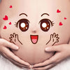 يدان تمسكان بطن حاملاً مزين بملصقات على شكل قلب لصور الحمل