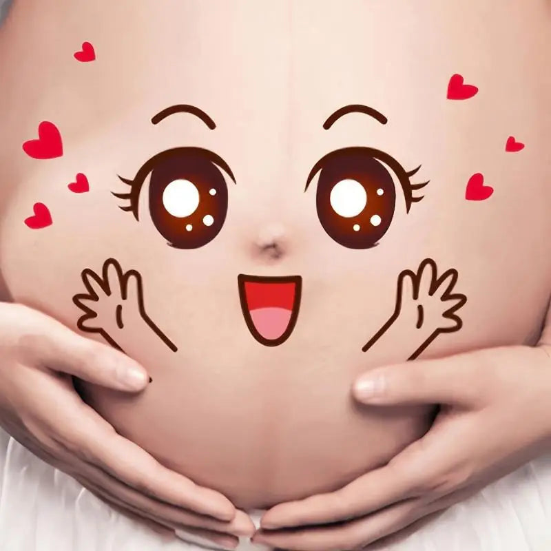 يدان تمسكان بطن حاملاً مزين بملصقات على شكل قلب لصور الحمل