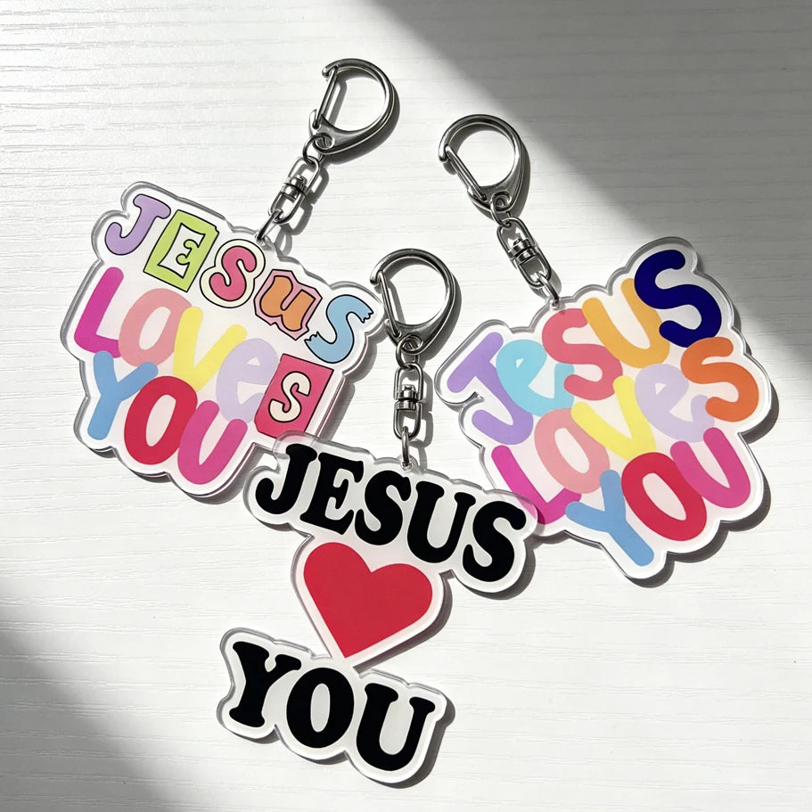 Jesus liebt dich Acryl-Anhänger mit farbigem Text und rotem Herzdesign