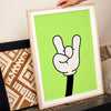 Arte de lienzo enmarcado con un signo de mano blanca sobre fondo verde lima.