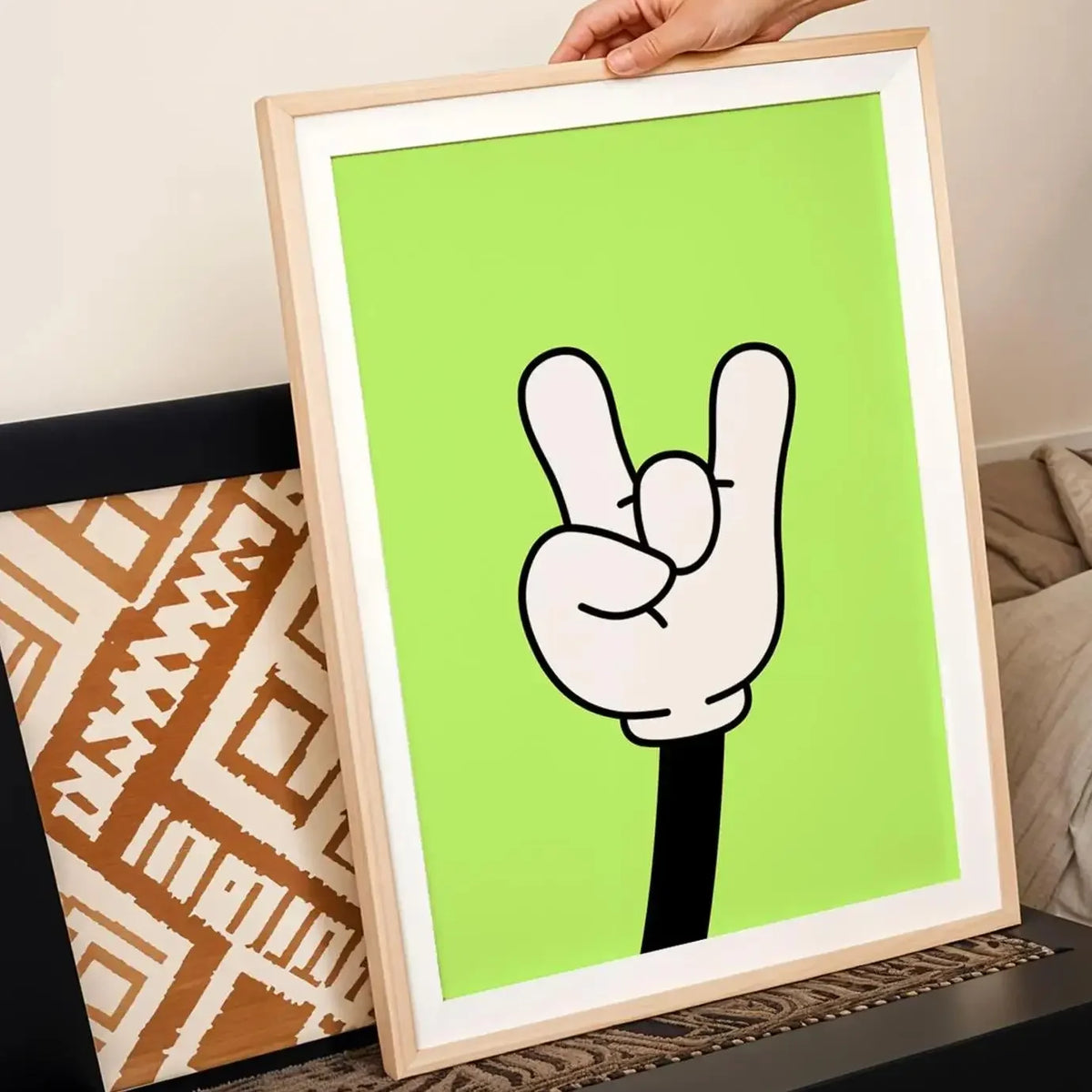Arte de lienzo enmarcado con un signo de mano blanca sobre fondo verde lima.