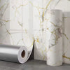 Rouleau de vinyles imitation marbre autocollants avec veinures blanches et dorées sur fond gris