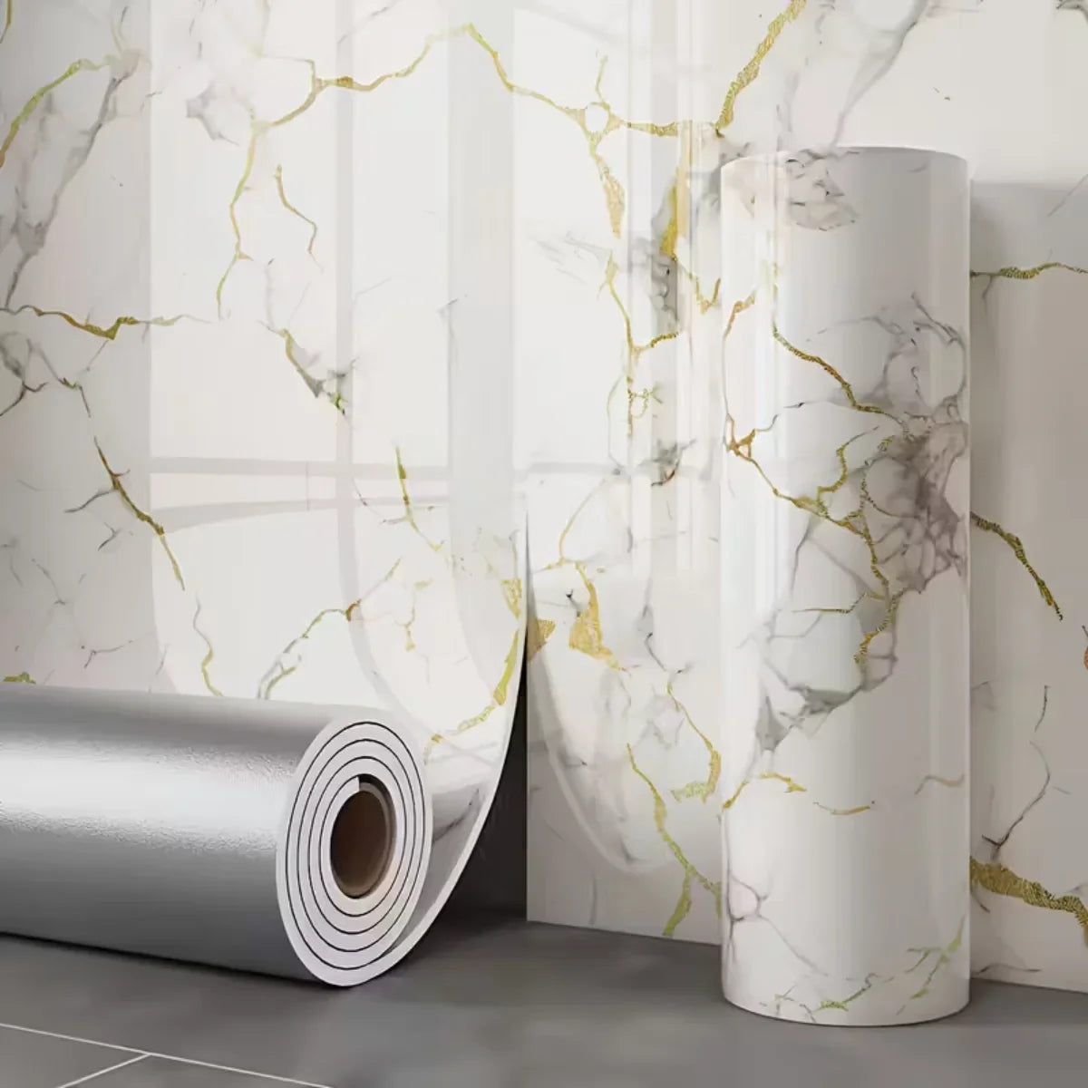 Rouleau de vinyles imitation marbre autocollants avec veinures blanches et dorées sur fond gris