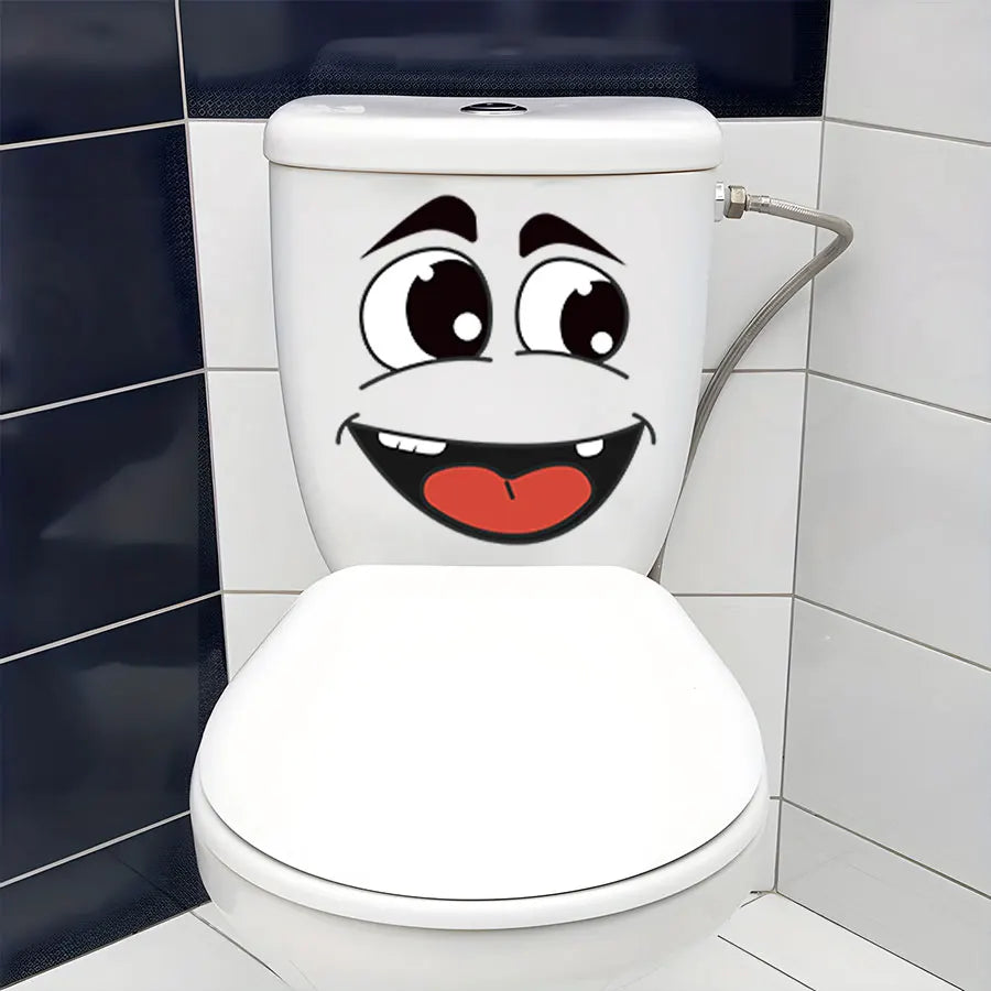 Weiße Toilette mit Cartoon-Gesichtsdarstellung auf der Cistern, vor Hintergrund einer Fliesen-Badezimmer