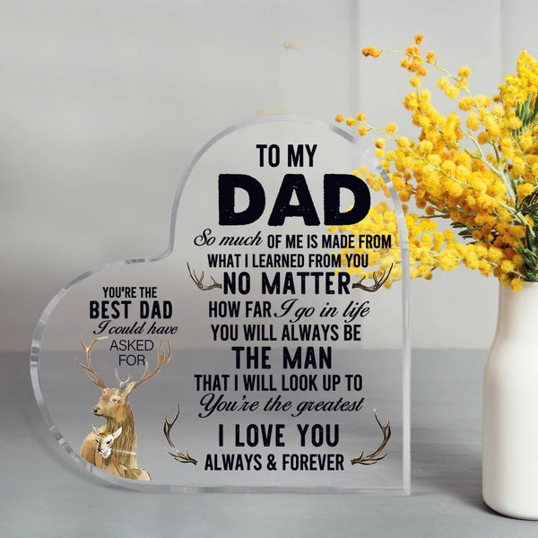 Panneau en verre en forme de cœur gravé avec le message « Je t'aime toujours et pour toujours », entouré de fleurs jaunes