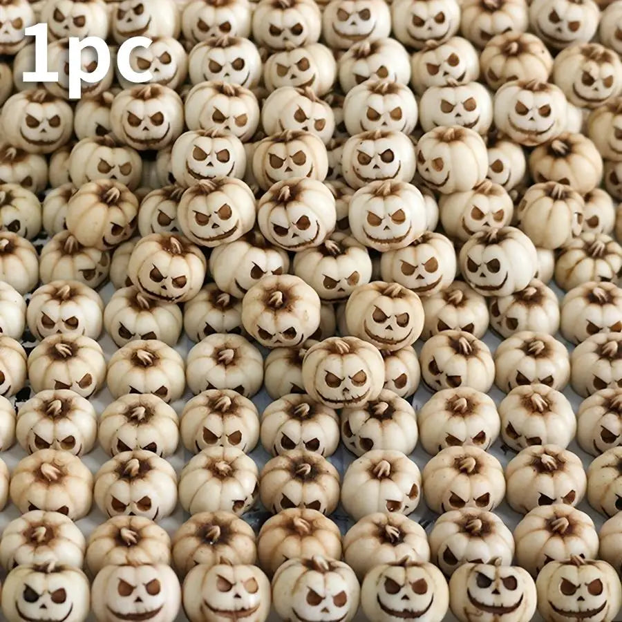 Gros plan de nombreuses petites citrouilles en résine sculptées dans différentes nuances de beige et de brun pour la décorati