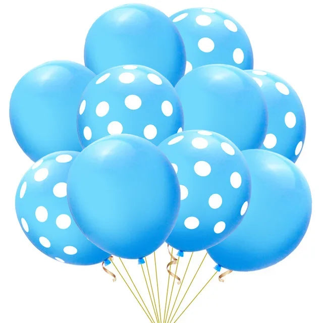 Un grupo de globos de látex azules con lunares atados para decoración de fiesta