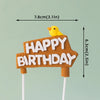 Topper de pastel de cumpleaños con un pollito amarillo y el texto 'HAPPY BIRTHDAY' en un letrero naranja.