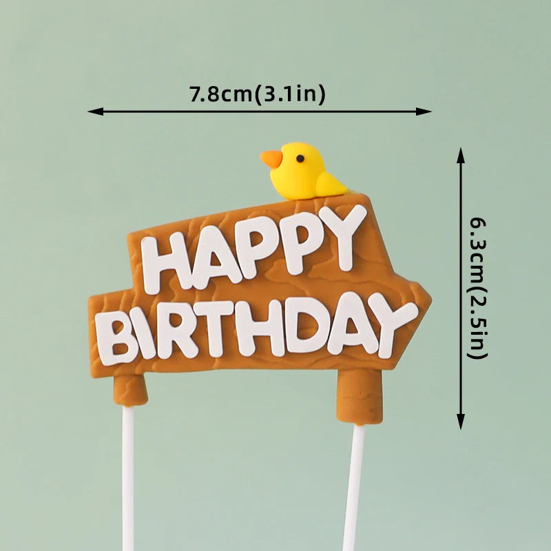 Topper de pastel de cumpleaños con un pollito amarillo y el texto 'HAPPY BIRTHDAY' en un letrero naranja.