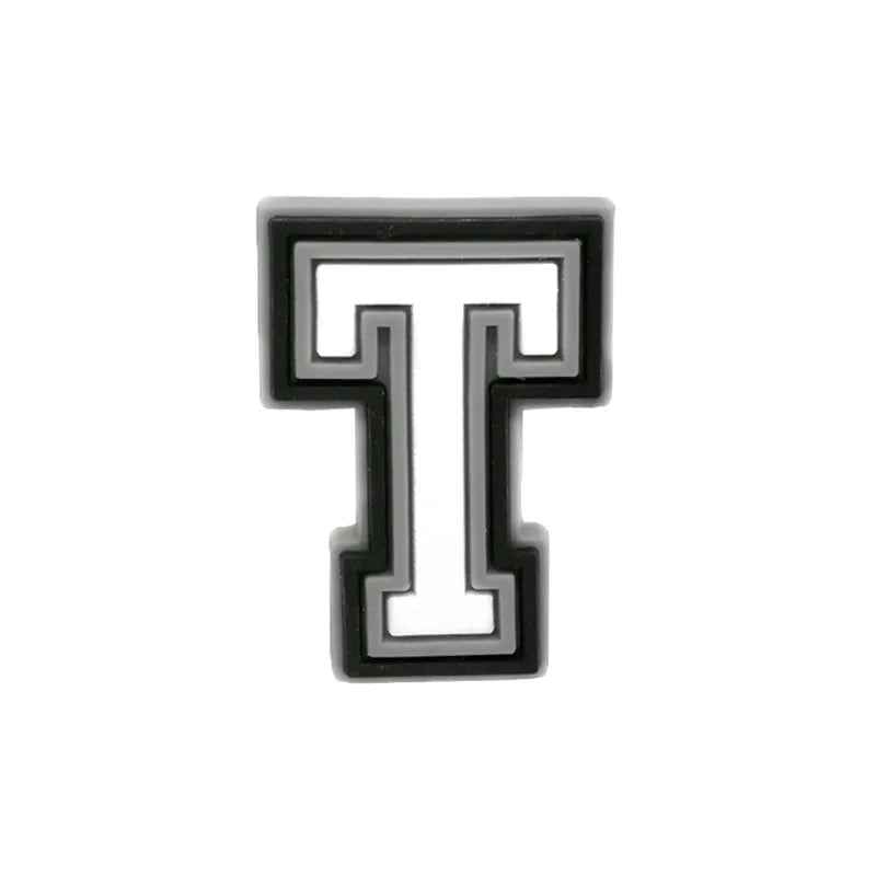Charm lettre T alphabet noir et gris sur chaussure.