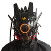 Primer plano de una máscara de juego cyberpunk iluminada con armadura negra y acentos brillantes naranjas.