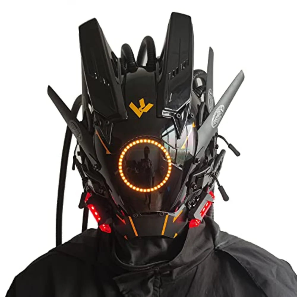 Primer plano de una máscara de juego cyberpunk iluminada con armadura negra y acentos brillantes naranjas.