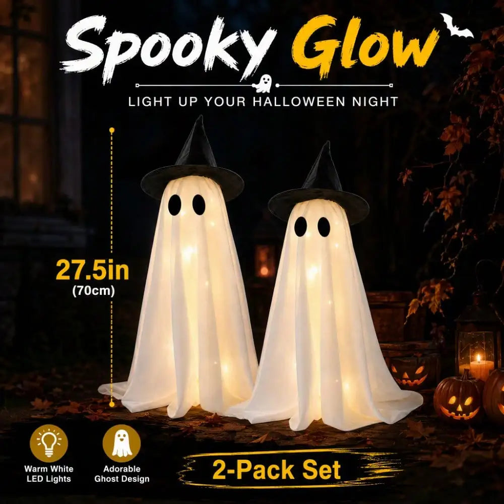Un paquete de dos figuras fantasma LED blancas con sombreros de bruja iluminando una noche de Halloween.