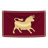 Tapestry de tissu bordeaux profond avec une silhouette dorée d'un taureau de profil.