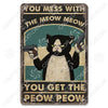 Décor mural vintage en métal représentant un chat noir avec le texte : "You mess with the meow meow you get the peow peow"