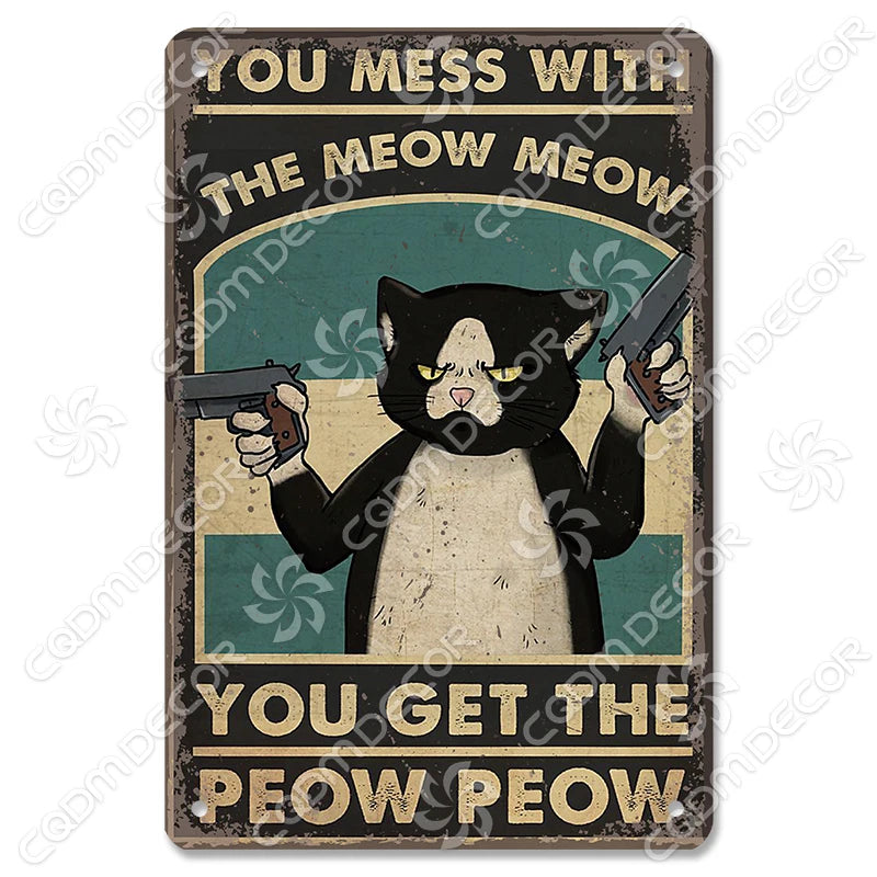 Décor mural vintage en métal représentant un chat noir avec le texte : "You mess with the meow meow you get the peow peow"