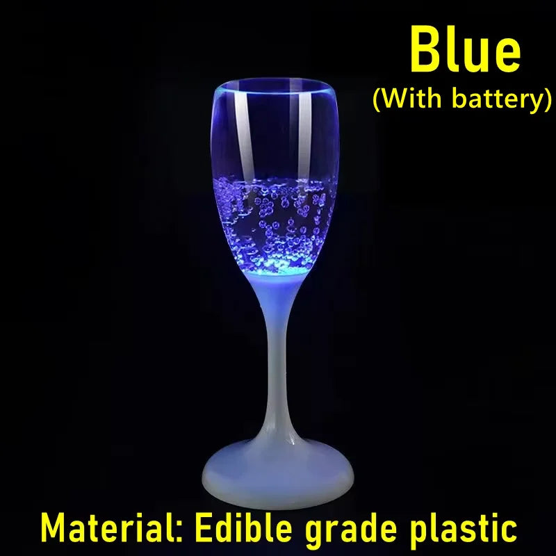 Une tasse à boire en verre bleu avec une lumière LED à l'intérieur, alimentée par une batterie.
