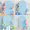 Una colección de globos azules y rosas y un arco de fondo azul claro para una celebración de cumpleaños.