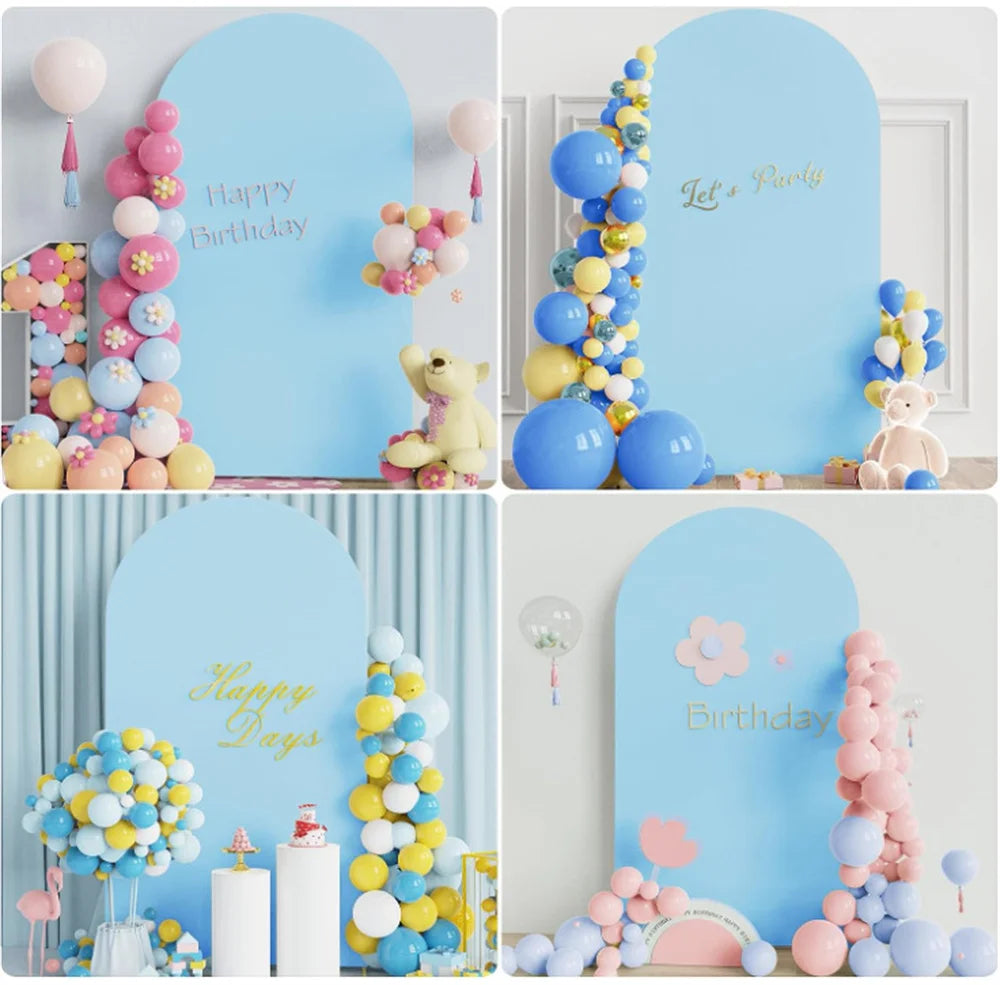 Una colección de globos azules y rosas y un arco de fondo azul claro para una celebración de cumpleaños.