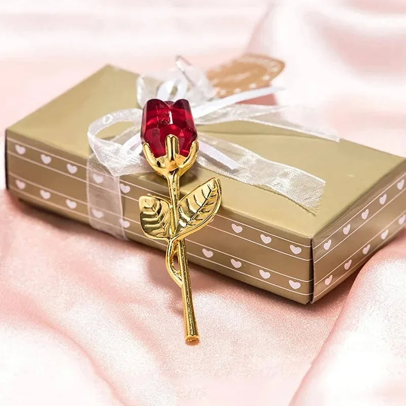 Glas-Kristall-Rose, künstliche Blumendekoration, auf einer hellgrünen Geschenkbox mit durchsichtiger Schleife.