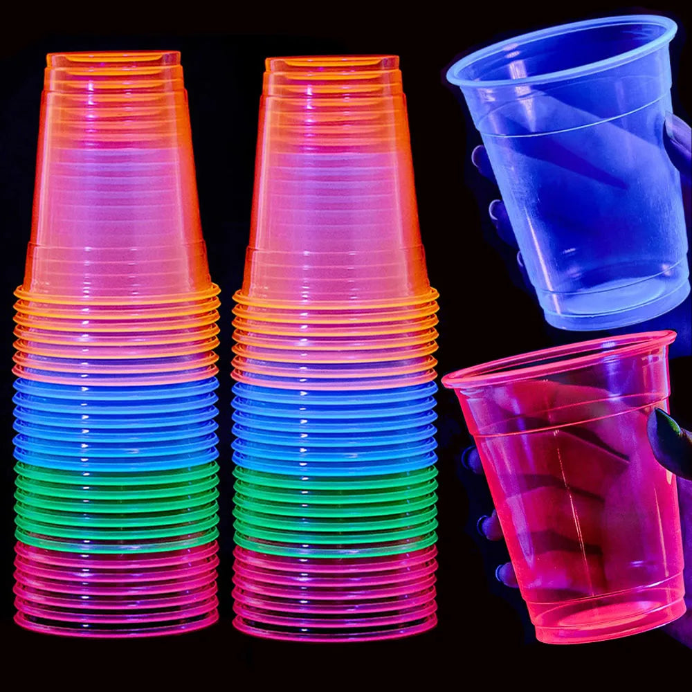 Une pile de gobelets en plastique jetables à l'éclairage néon de différentes couleurs, y compris rose, orange, bleu et vert.