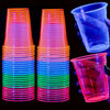 Une pile de gobelets en plastique jetables à lumière néon de différentes couleurs, y compris rose, orange, bleu et vert.