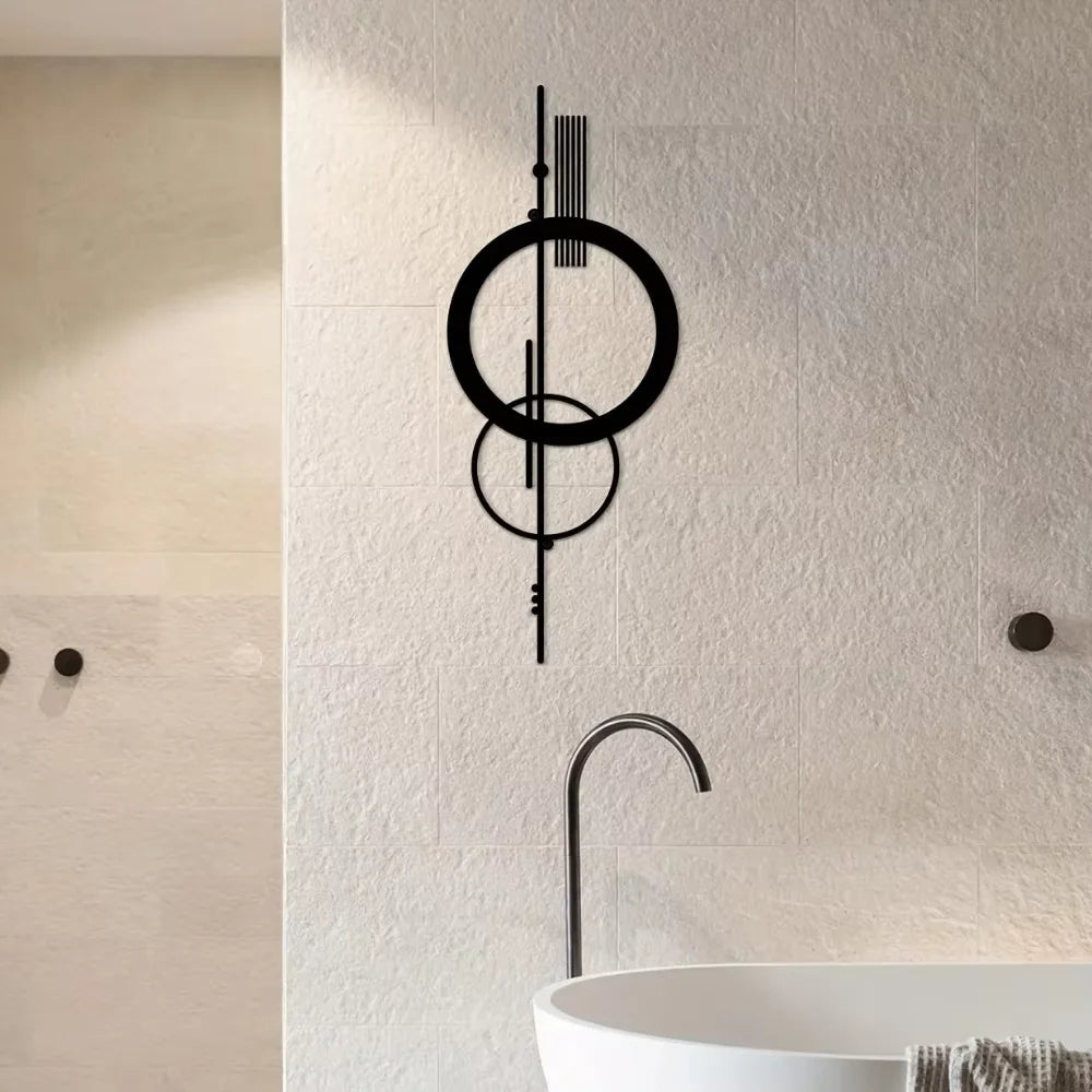 Schwarze minimalistische geometrische Wandskulptur mit konzentrischen Kreisen und vertikalen Linien an einer weißen Fliesenwa