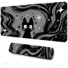 Ilustración de un gato negro sobre fondo gris en una alfombrilla de ratón para gaming extra grande antideslizante.