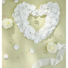 Couronne en forme de cœur faite de pétales de roses de soie blanche sur un fond vert clair avec des pétales et des roses épar