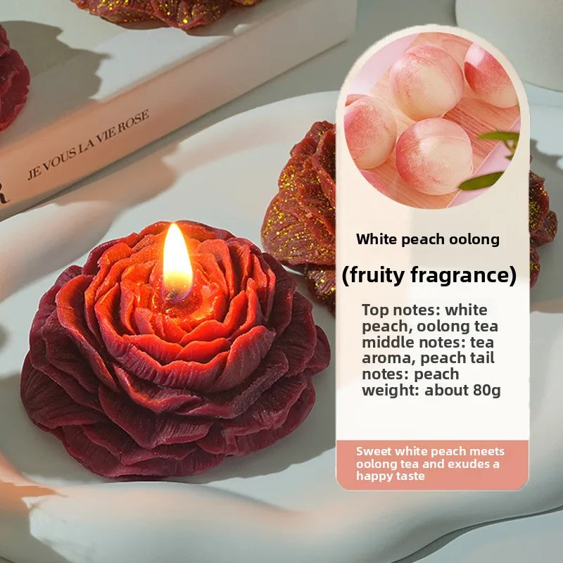 Weiße Pfirsich Oolong fruchtige Duftkerze in rosa Rosenform auf weißem Teller.