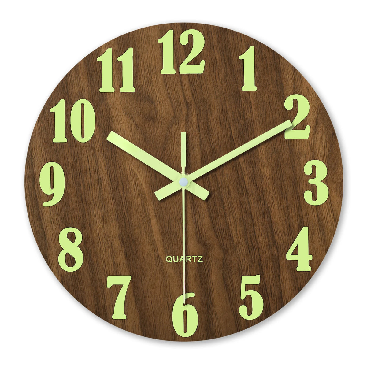 Reloj de pared de madera redondo con números y manecillas verdes que muestra la hora.