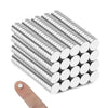 Eine Hand hält einen Stapel starker runder magnetischer Streifen für DIY und Basteln.