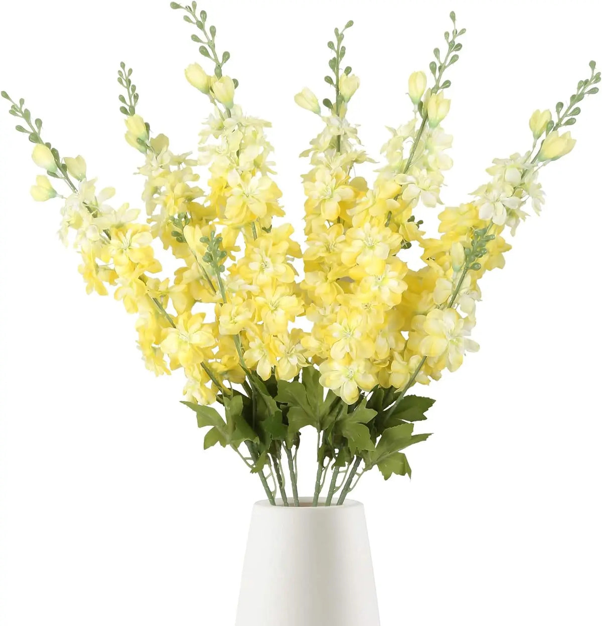Un bouquet de fleurs artificielles de delphiniums jaunes et blancs dans un vase blanc.