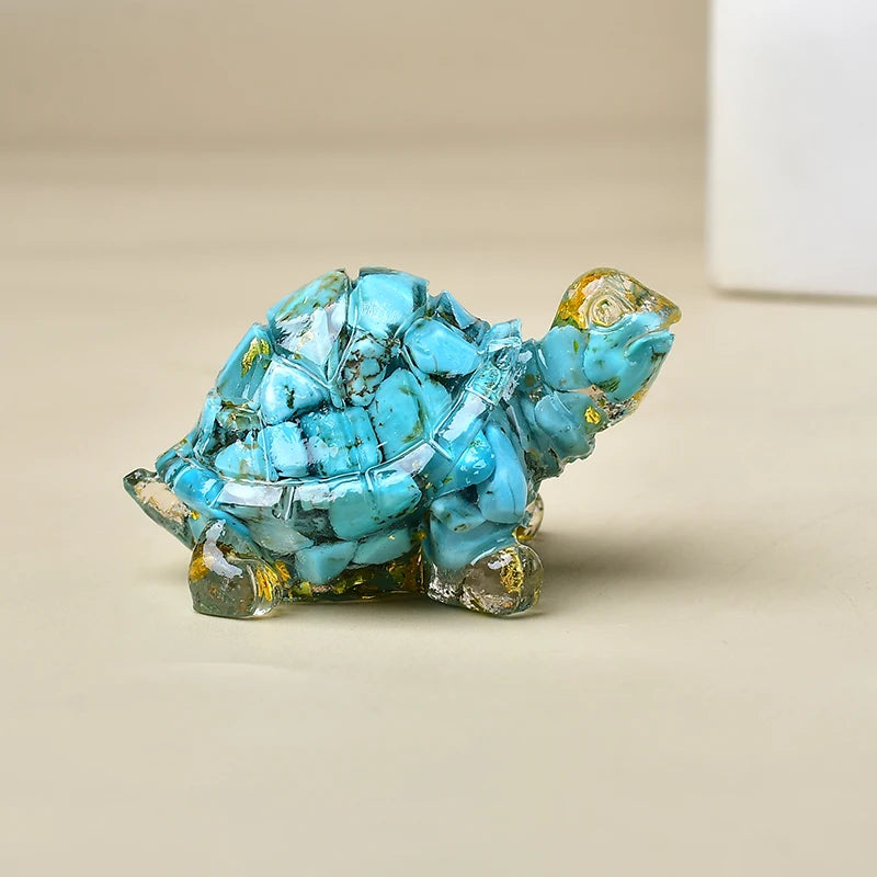 Durchsichtige blaue Kristall-Schildkrötenfigur mit strukturierten Schuppen und goldenen Akzenten.