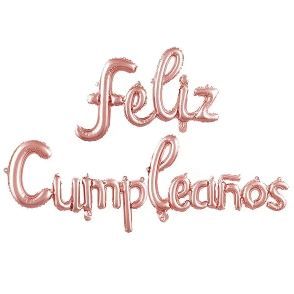 Goldfoliegravierte Buchstaben, die 'Feliz Cumpleaños' buchstabieren, auf transparentem Hintergrund