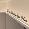 Schwarze Schrift auf beige Wand zeigt: Dios Bendiga Este Hogar