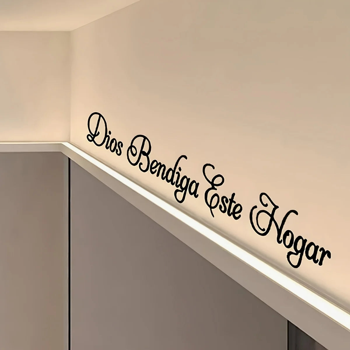 Schwarze Schrift auf beige Wand zeigt: Dios Bendiga Este Hogar