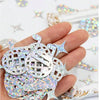 Eine Hand hält einen Packung irisierenden Glitzerkonfetti für Disco-Partys