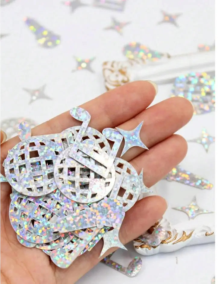 Eine Hand hält einen Packung irisierenden Glitzerkonfetti für Disco-Partys